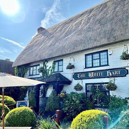 스윈던 The White Hart, Wroughton B&B 외부 사진