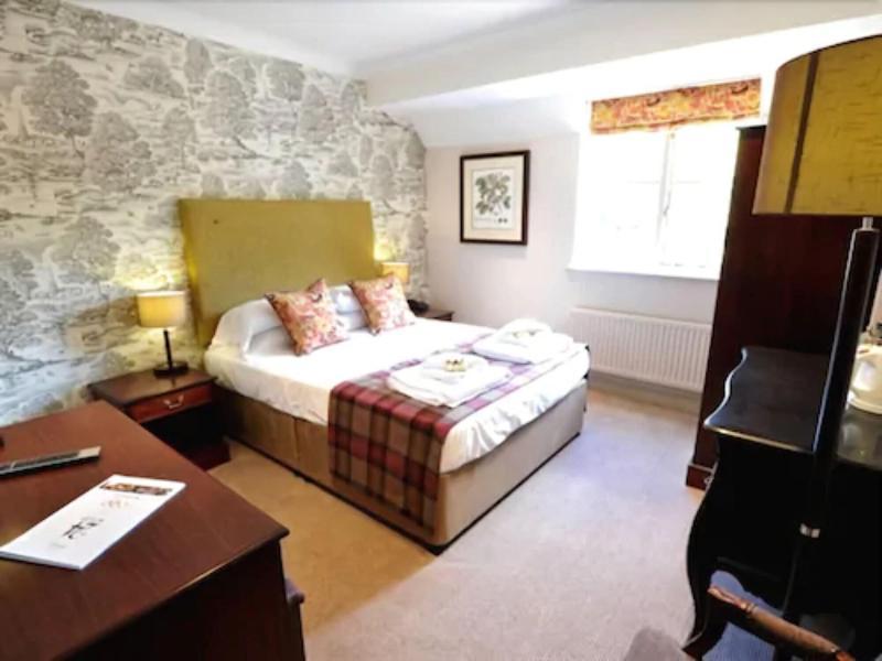 스윈던 The White Hart, Wroughton B&B 외부 사진