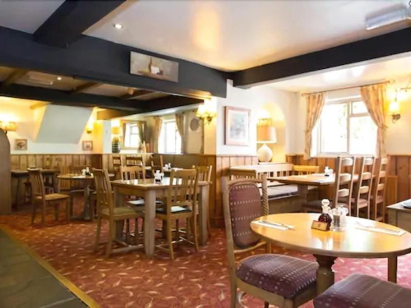 스윈던 The White Hart, Wroughton B&B 외부 사진