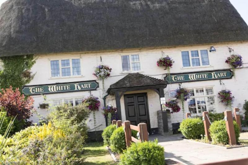 스윈던 The White Hart, Wroughton B&B 외부 사진