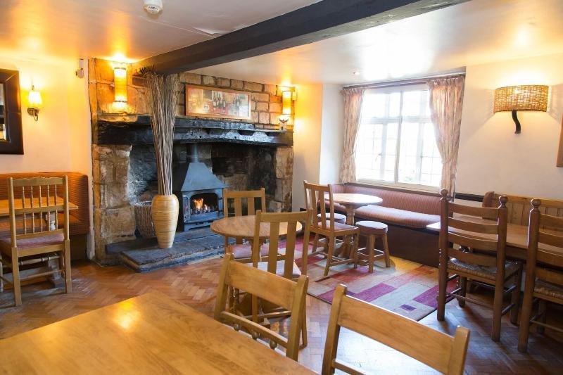 스윈던 The White Hart, Wroughton B&B 외부 사진