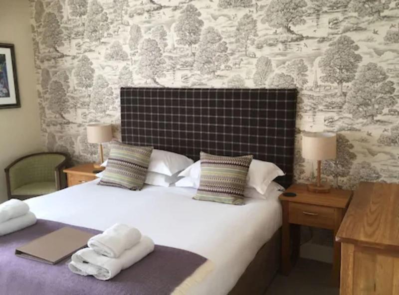 스윈던 The White Hart, Wroughton B&B 외부 사진