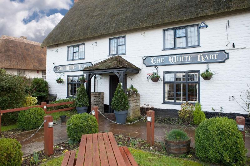 스윈던 The White Hart, Wroughton B&B 외부 사진