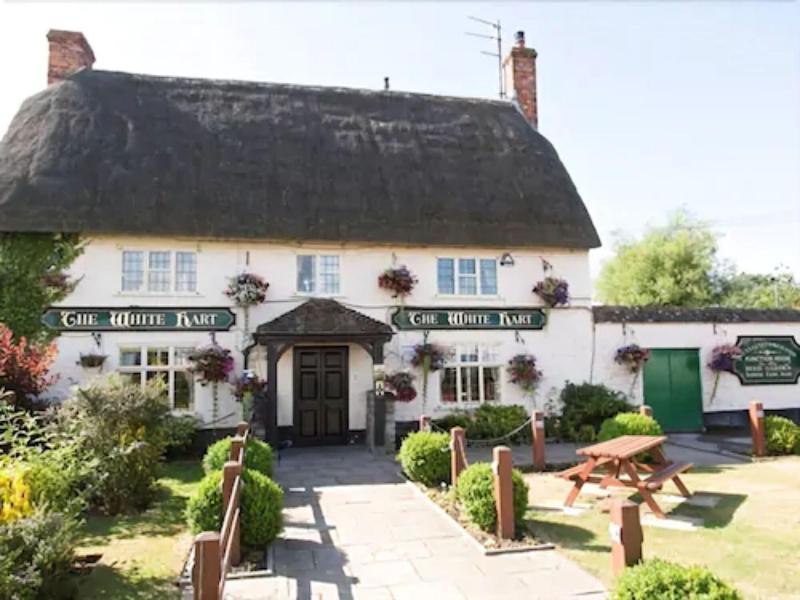 스윈던 The White Hart, Wroughton B&B 외부 사진