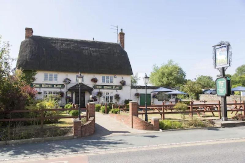 스윈던 The White Hart, Wroughton B&B 외부 사진