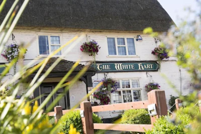 스윈던 The White Hart, Wroughton B&B 외부 사진