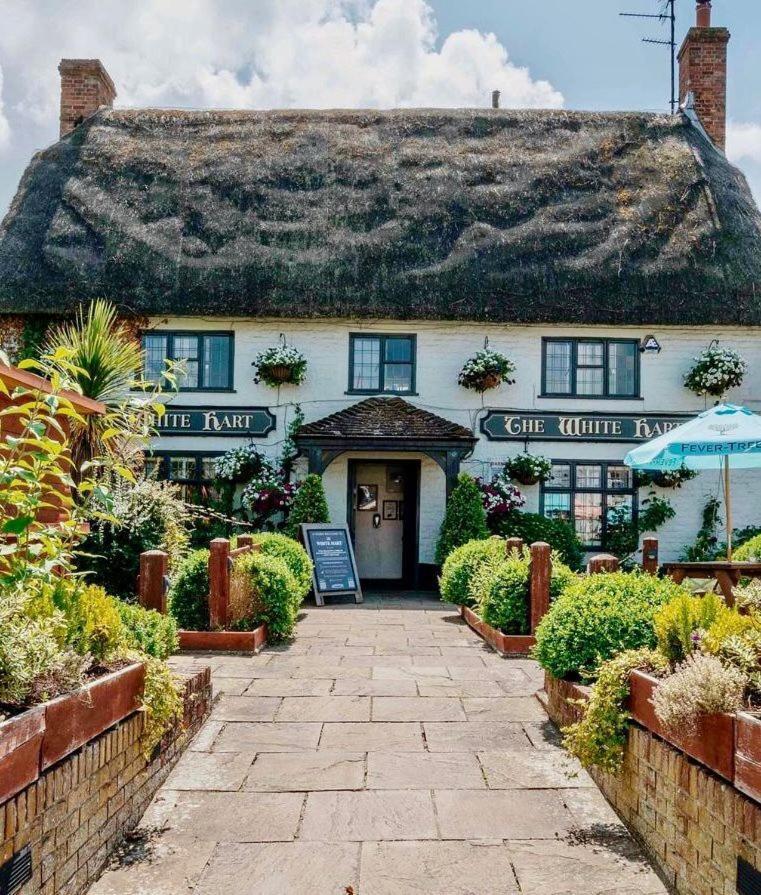 스윈던 The White Hart, Wroughton B&B 외부 사진