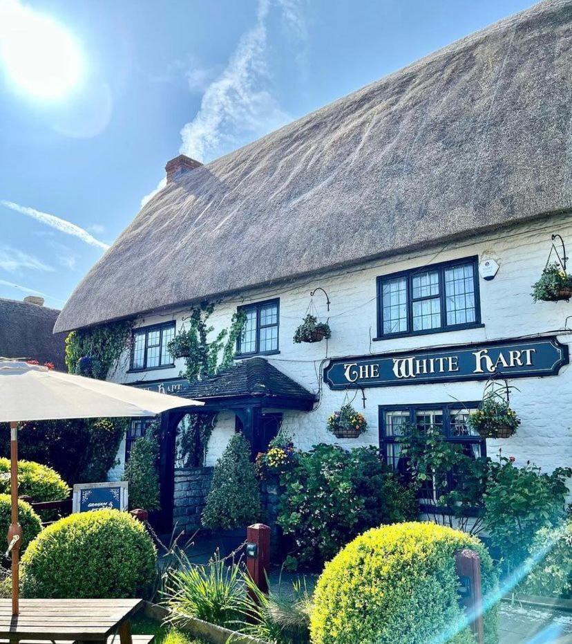 스윈던 The White Hart, Wroughton B&B 외부 사진